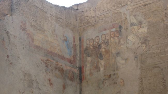 壁画<br />初期にキリスト教徒により礼拝堂に改築されたため<br />はげた下の初期のリーフが除いている