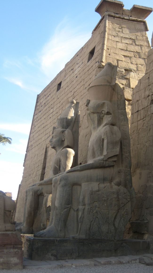 正面のラムセス２世の座像