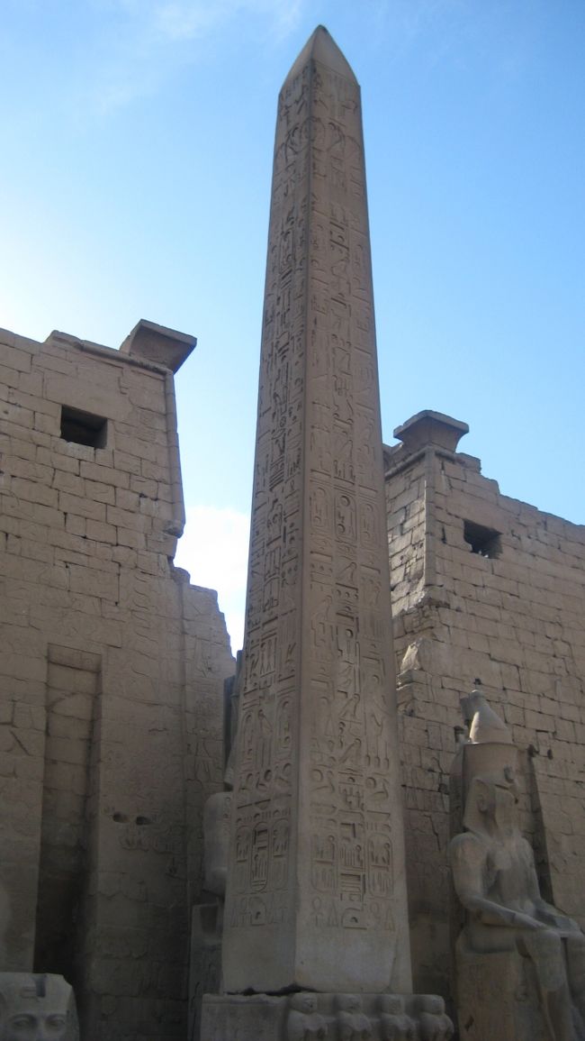 ２５ｍのオベリスク<br />対のもう１本のオベリスクは<br />１８１９年モハメッド・アリ王によりフランスにプレゼントされ<br />現在パリのコンコルド広場にある。