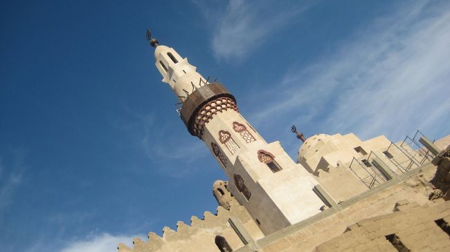 遺跡の中にイスラム教のモスク<br />アブ・アル・ハジャージが建っている