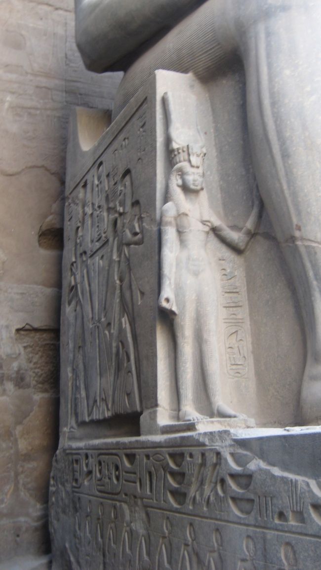 ラムセスの足元には妻ネフェルタリ