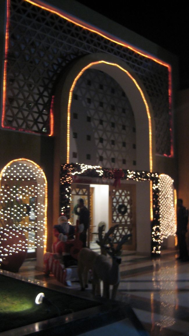 ソフィテルカルナック<br /><br />よいホテルでした。<br />エジプト首相の婦人が宿泊されるとのことで<br />赤ジュータンが敷かれ掃除機で掃除してました<br />バスも途中近くを通ると足止めくらったりでした。<br />