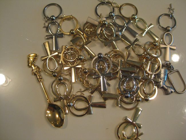 隣のおみやげ物屋さんでは<br />アンクのキーホルダー<br />シルバーあんんましなく<br />２５個位かったかなー<br />買い占めたって感じ？<br />５００円位と高いこというので<br />値切る！