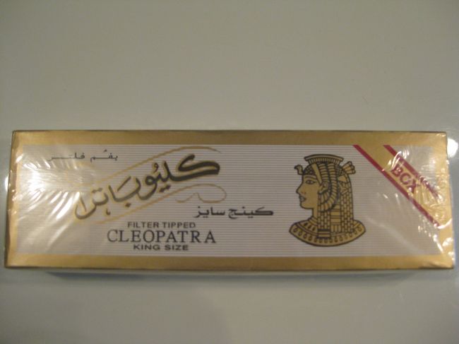 クレオパトラのたばこ<br />＄11　軽いのにしました<br />売り切れで明日入荷とのこと<br />これも値切って買ったはずが・・<br />空港の方が安かったぁ！！！<br /><br />まだぼったくられてるのかぁ・・<br />結構まけてもらったような気がしたが<br />まだまだだったな<br />なんか頂戴！<br />すぐ持ってきてってことで<br />若いお兄ちゃん達<br /><br />おっとっとと佐久間のドロップ缶・クリスマスバージョントイレットペーパー　あげたら<br />おっとっと特に<br />ひゃほー！！と奇声上げ大喜び<br />次の日タバコ買いに言ったら<br />おっとっと<br />べりーベリー　デリシャス！！！！！！！！！！<br />おいしかったと大喜びだったそうで・・。
