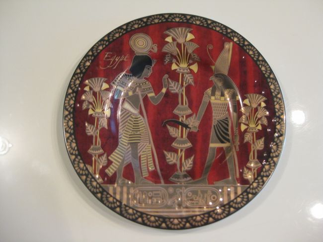 飾り皿<br />数枚あってもよかったが<br />あんまり良い柄がなく<br />また小さいのは<br />中国製よく裏見ましょう<br />でもそこに値札をつけて見えなくしてます。