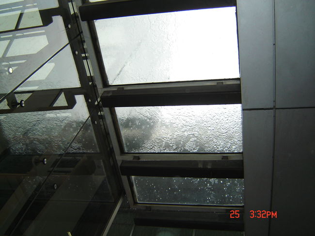 バンコクから飛び立った時から雨が降っていて嫌な予感はしてたのですが･･･香港に着くと　どしゃ降り!!<br />空港で軽く食事しながら雨が止むのを待ちましたが　いつまでたっても止まず(+_+)<br /><br />明日は晴れますように‥と願いながら、タクシーでホテルへ向かいます