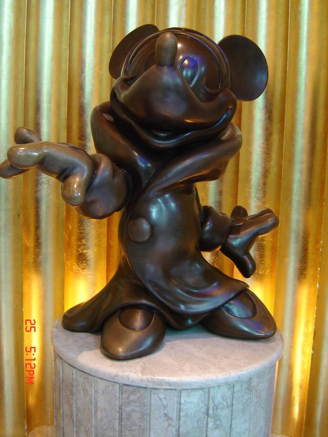 ロビーで早速ミッキーにお出迎えしてもらいました<br />