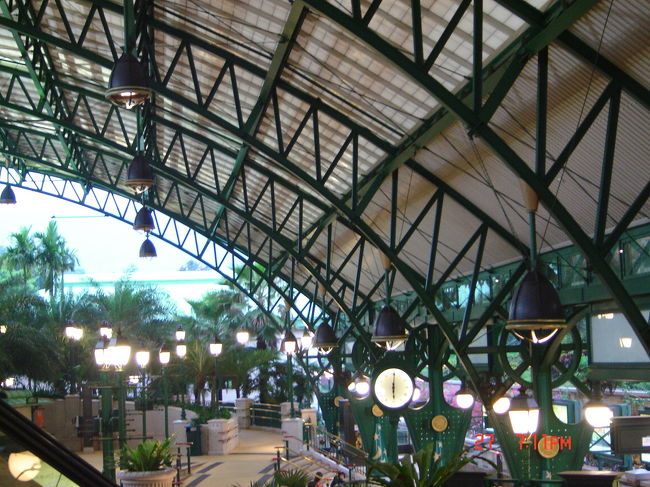 シャトルバス乗ってＭＴＲの駅に到着<br />すごくキレイな駅、ヨーロピアン♪<br />ハリーポッターに出てくる駅みたい<br /><br />１区間だけディズニー仕様の電車に乗ったら　あとは普通の地下鉄でした