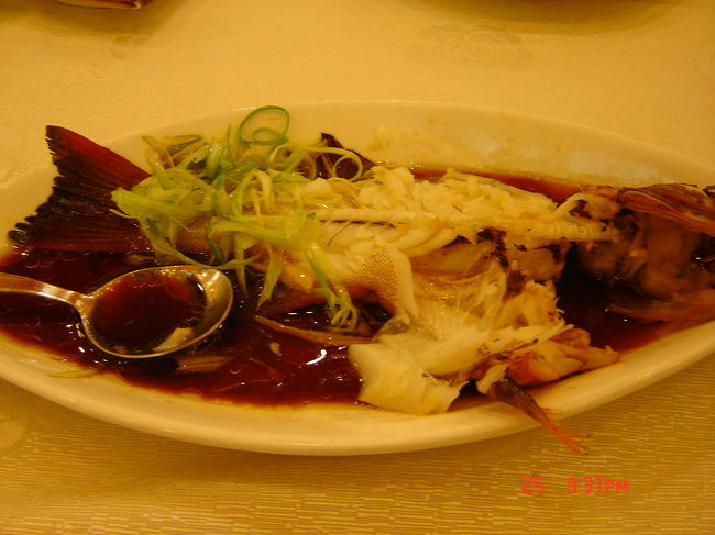 お店のおじさんオススメの、魚の蒸し物<br />これも激ウマでした<br /><br />お腹いっぱい食べて　ビールも飲んで　さぁお会計<br />あれ??思ったより高い??<br />香港価格にちょっとビックリでした<br />タイ価格に慣れちゃったのでしょうか