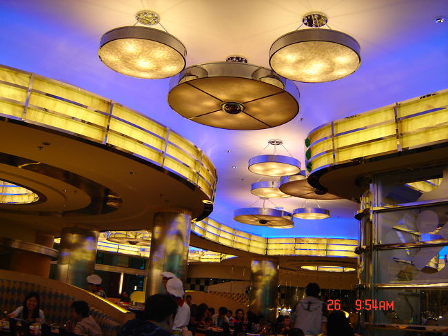 二日目<br /><br />ディズニーランドの開園は朝１０時<br />なので　ホテルでゆっくりと朝食を<br /><br />天井にもミッキーいるね