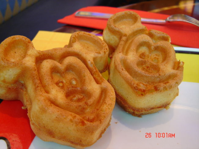 ミッキーのパンケーキ・・・かじっちゃったけど<br /><br />香港のホテルだけに朝から点心も用意されてて　お腹いっぱ〜いになりました<br />