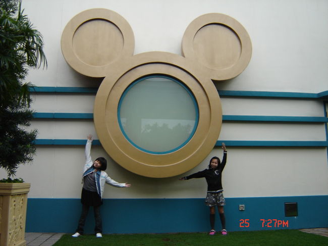 ホテルの窓を外からみると　こんなに大きなミッキーでした^^<br />