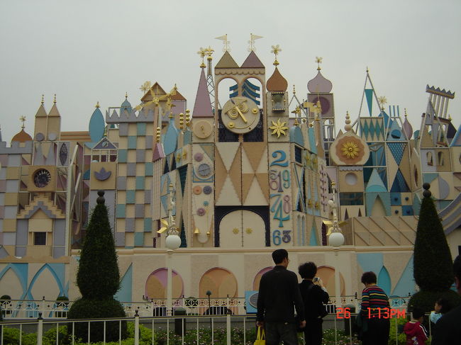 入場してみると・・・あれ？？思ったより人が少ないぞ<br />ファストパスの発行機も動いていますが　全く必要ありません<br />どのアトラクションもほとんど並ばず入り口まで行けちゃいます<br /><br />うれしいような　がっかりなような複雑な気持ち<br /><br />午前中でほぼすべてのアトラクションを制覇できました<br />