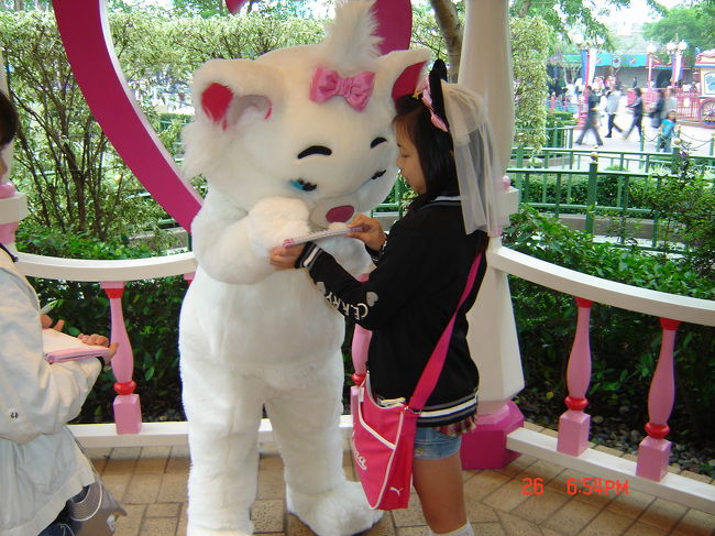 キャラクターとの写真も並ばずに撮れます<br />サインも、たくさんもらってきちゃいました