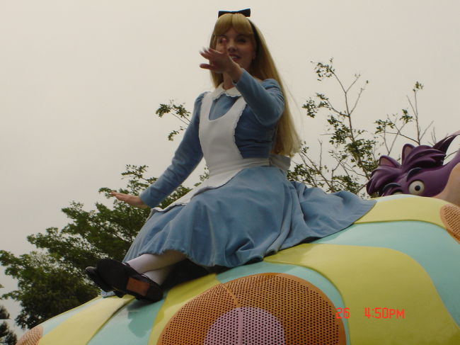 ちょっと寒かったけど　パレードも一番前でしっかり見てきました<br />東京ディズニーランドのパレードと同じような感じですね^^<br /><br />