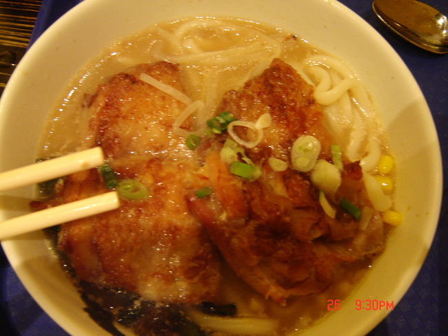 夕食はホテルのカフェで<br /><br />ラーメンと･･･