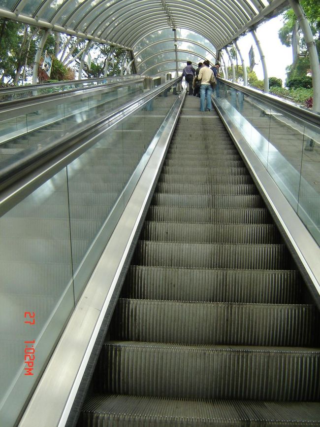 まずはミニ遊園地エリアを目指すことにして移動開始<br />この長くて急なエスカレーターで　山の上のほうへ向かいます<br />ころげ落ちたら大怪我しそう････<br />大人でもかなり怖いです<br />