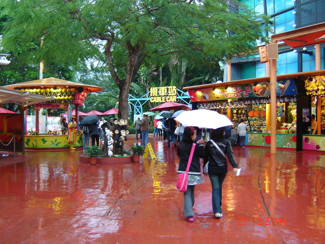 とうとう降ってきちゃいました<br />時間はまだ早いけど　パークを出ることにします<br />駅で買った折りたたみ傘が役に立った〜