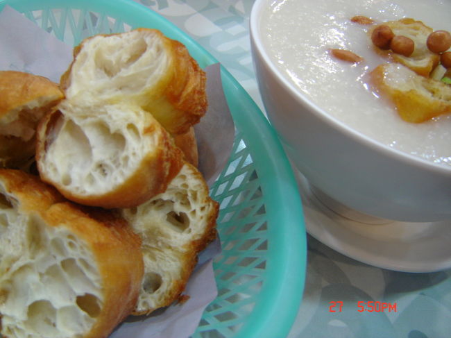 付け合せの揚げパンも　ほんのり甘くて美味^^<br />他に大根餅を注文し　きれいに完食いたしました<br /><br />ごちそうさま\(^o^)／