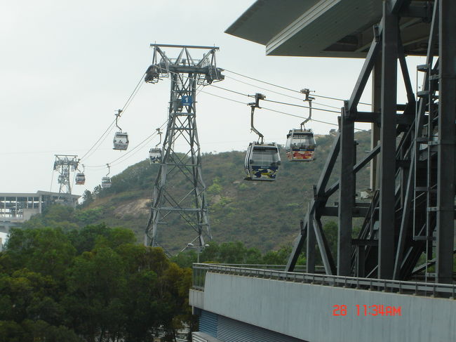 東涌からは　このゴンピン360というケーブルカーに乗ってゴンピンビレッジに行けるのですが　出発の時間を考えるとそこまで足を延ばす余裕はないので見るだけで我慢<br />昔の街並みが再現されているらしいので　行ってみたかったな〜<br />