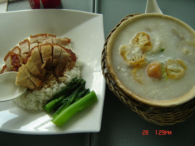 ランチはアウトレット内のフードコートで<br />カリカリのローストポークとお粥　また食べちゃいました<br />今度いつ香港に来るか　分かりませんからね<br />