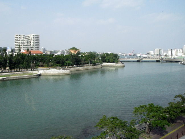 ゆいレール車内より壺川越しに奥武山公園を臨む