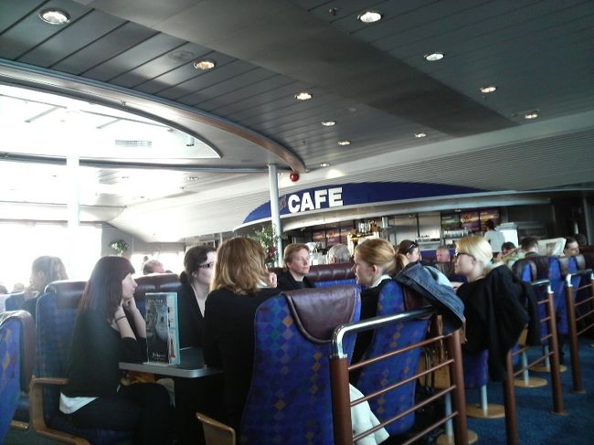 船の中。カフェやちょっとした免税店があったりして、船の旅もなかなか面白い。