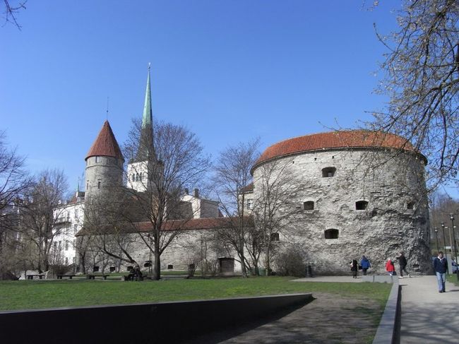 港からタリン旧市街へと向かって歩く。