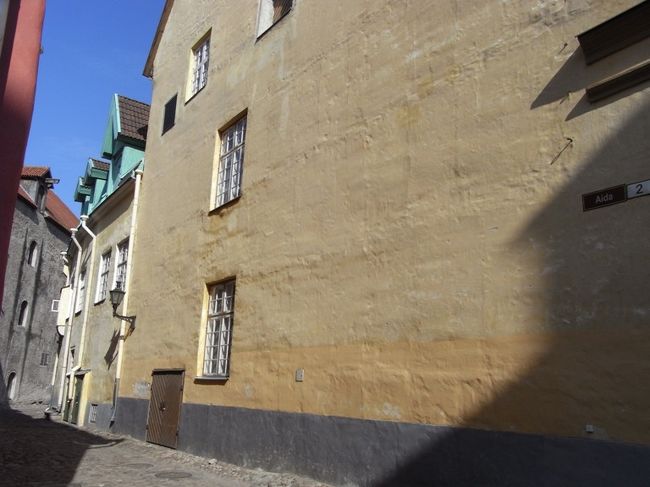 Aida通り。壁の色が好きな感じ。