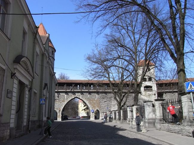 スール・クローストゥリ通りの城壁入口。