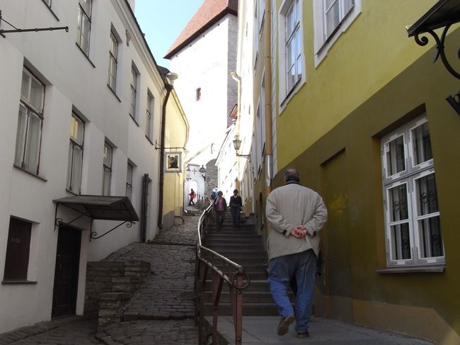 どの通りも素敵。おじさんについて歩いていく。