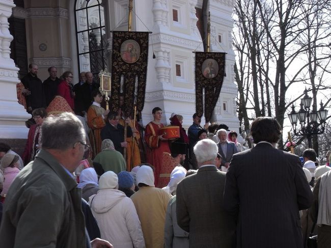 人が集まって何かの儀式をしていると思ったら。