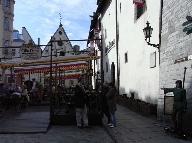 外でも食事できるようで賑わっていました。