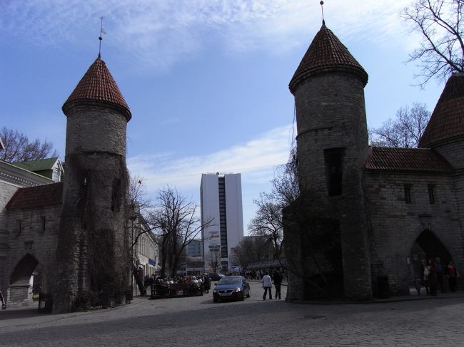 ヴィル門。ここを抜けると近代的な建物が見える。