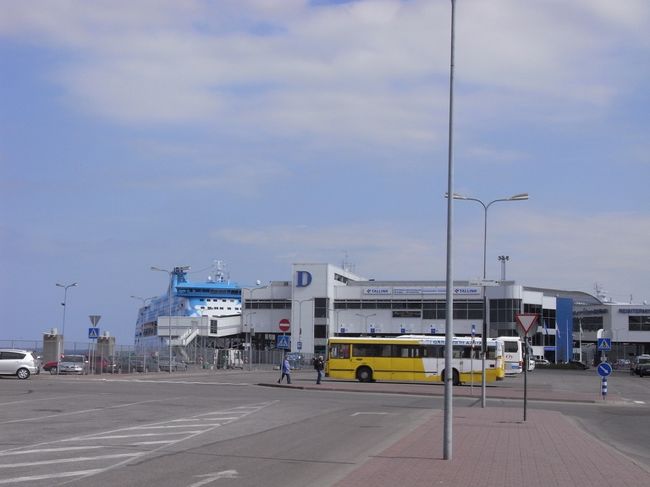 タリン港に到着。このＤのターミナルからシリヤラインのフェリーが発着する。
