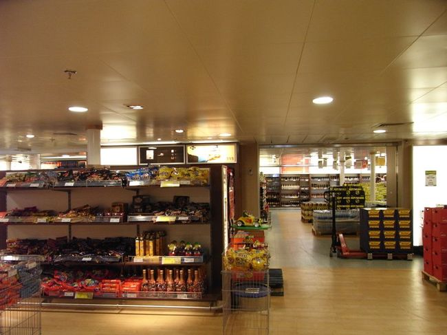 フェリーの中の免税店。高速艇とは大違い。