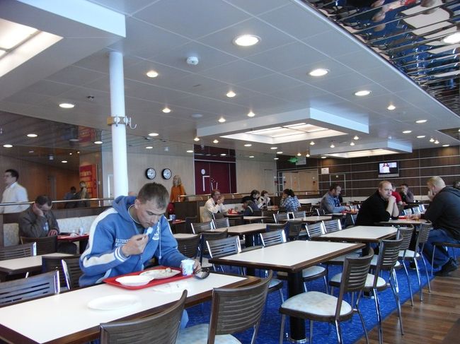 食堂。こちらもとても綺麗。２時間とは言っても、国際船になるとフェリーの規模がこんなにも大きいんだなぁと思った。