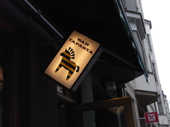 バーの看板がかわいい。