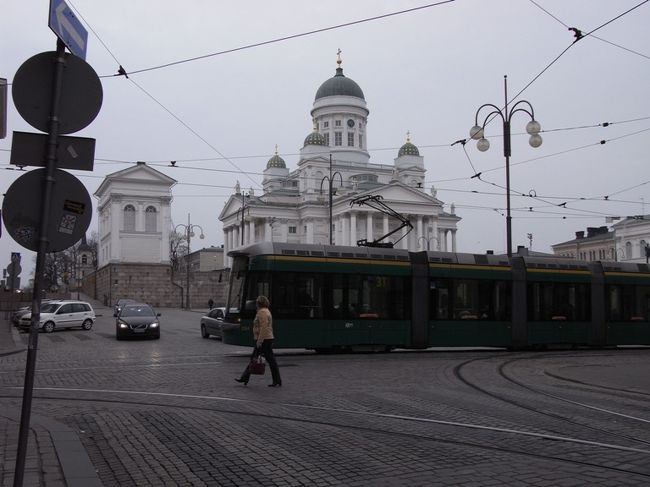 ヘルシンキ大聖堂とトラム。曇り空で少し寒そう。