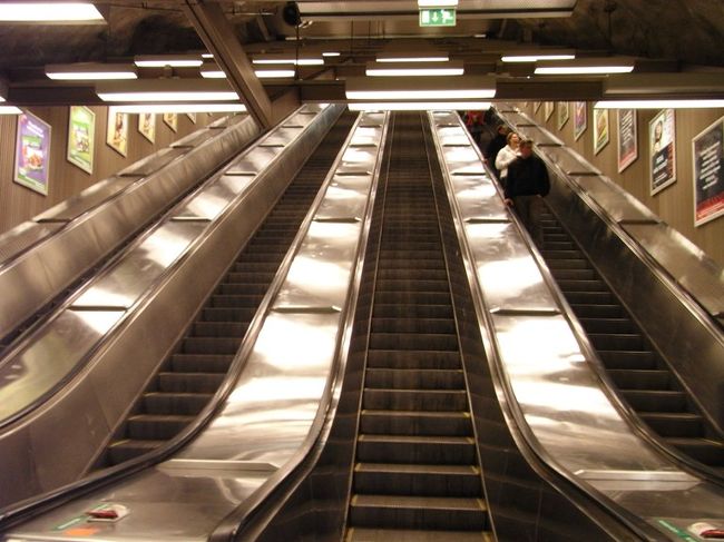 地下鉄のエスカレーター。長くて少し足がすくむ。