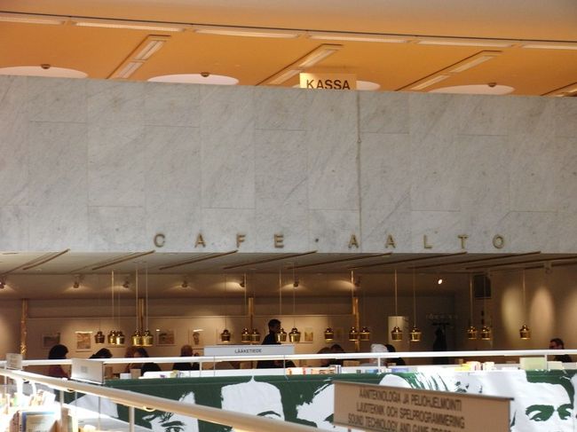 またヘルシンキ中央駅に戻り、アカデミア書店の２階にあるカフェ・アアルトへ。