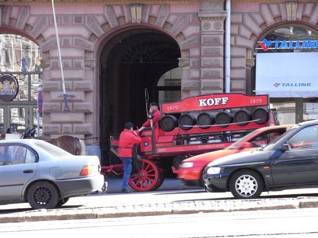 コーヒーを運ぶ馬車っぽい。