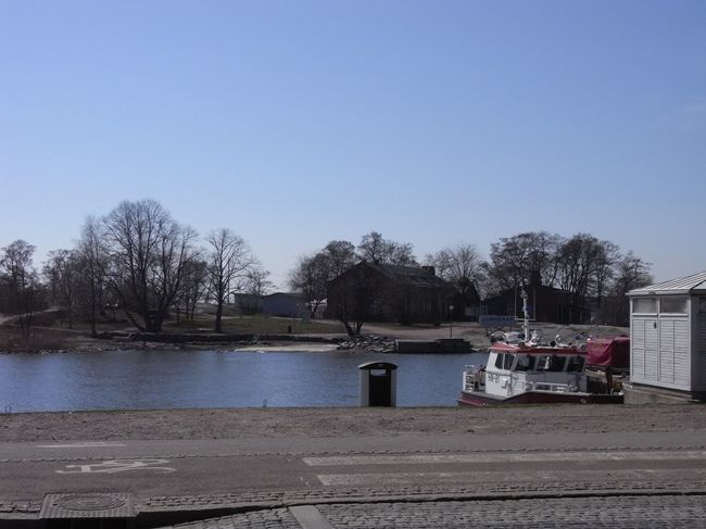 向こうに見えるのが、ウーニサーリ島。