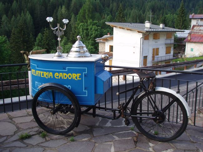 現役を退いたアイスクリーム売りの自転車<br />子供たちが興味深げにのぞきに来ます。<br />