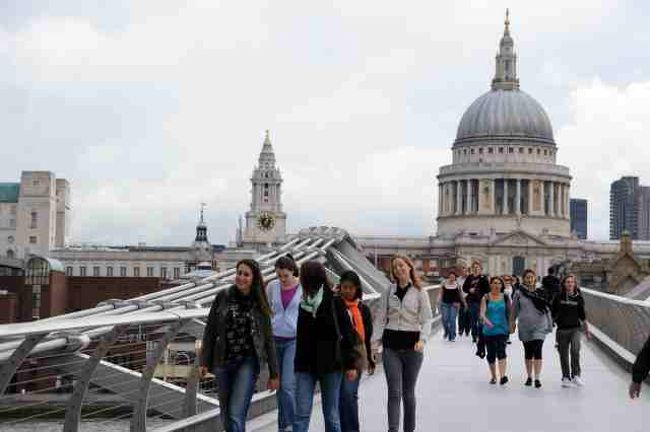 セントポール大聖堂の前にかかるミレニアム・ブリッジ