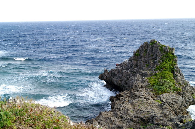 翌日は近くの「真栄田岬」（まえだみさき）へ行く。<br />ここは沖縄でも有名なダイビングスポットだが、断崖からの眺望も素晴らしい。