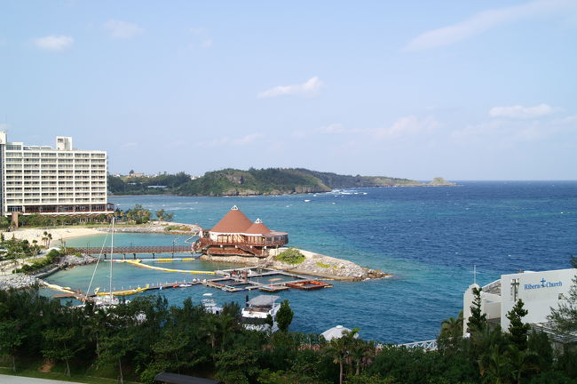 恩納村の仲泊遺跡から眺めるリゾートホテル「ルネッサンスリゾート沖縄」、ランチバイキングがお勧め。