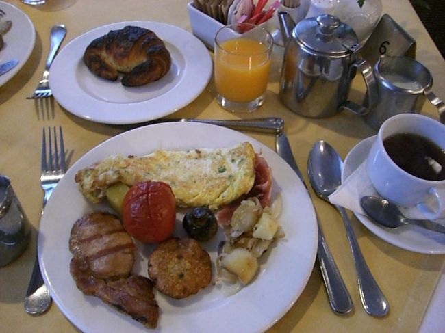 いつもは朝ごはんをいただかない派なのですが、<br />旅行中は毎日３食＋おかしナドナドしっかりいただきます♪<br />それにストレスもなくて、旅行後はいつも太ってます・・・。<br />メニューはいたって普通です。<br />カリカリベーコン、焼きトマト、卵料理は具全部ミックスでオムレツにしてもらいました。<br />チーズ、トマト、ハム、玉ねぎ、チリがありました。<br />クロワッサンもトーストして焦がしてしまったけどオイシイ！<br />その後も、ケニアでは何度もパンをいただきましたが、結構レベル高いです。