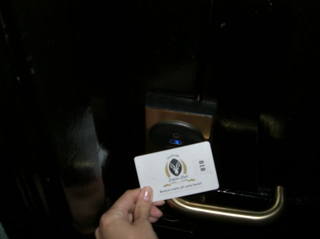 ホテルの部屋はカードキー。<br />カードキーといえば、「さす」と思ってたのですが、<br />最近は「かざす」んですね〜。<br />イコカ（関東ではスイカ？）みたいに、<br />かざすと「ピロ〜ン」って音が鳴って、ピカッ☆と光って鍵が開きます。<br />あと、部屋のドアをしっかり閉めてないと、しばらくして「ブ〜」って警告音が鳴ってくれます。<br />セキュリティー、ちゃんとしてるな。って印象です。<br />このホテルでポストカードを送ろうと思ったのですが、あいにく切手が売り切れていました。<br />すると、ギフトショップのお姉さんが代わりに「出してあげる」と言って下さったので、お願いしました。<br />日本へのポストカードは１枚１００シリングとのこと。<br />１週間後にちゃんと自宅に届いていましたし、貼られた切手は９５シリング。１００シリングしか渡さなかったので、チップも上乗せしてあげればよかった・・・。お姉さん、ありがと〜♪