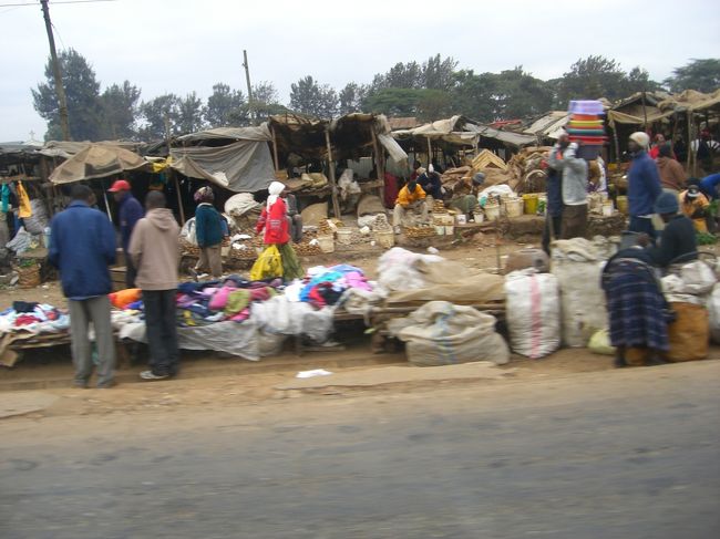 ホテル、ナイロビサファリクラブにお別れをして、出発！！<br />ナイロビの街を抜けて・・・